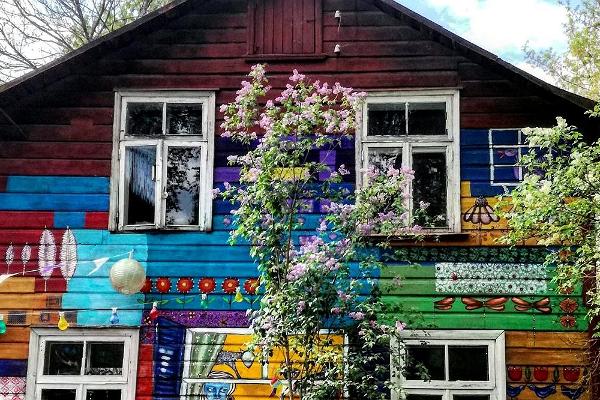 Virtuelle Tour der Stadt Tartu: die Suppenstadt, voll gebaut mit besonderen Häusern aus Holz und voller Straßenkunst