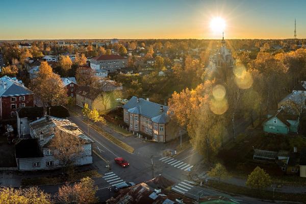 Tartu pilsētas virtuālā tūre: koka ēkas, ielu māksla, rietoša saule un ieskaujošs zaļums 