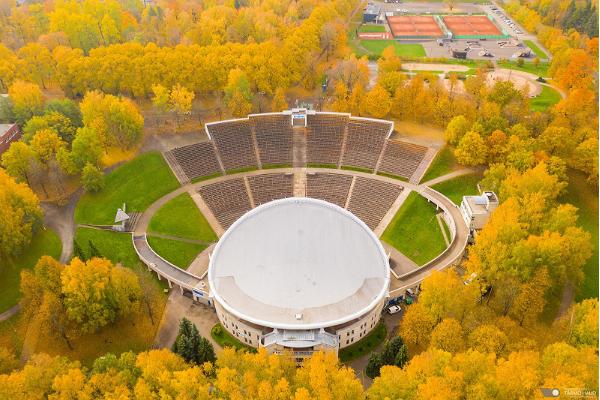 Virtuelle Tour der Stadt Tartu: Sängerbühne in den gelben Herbstfarben