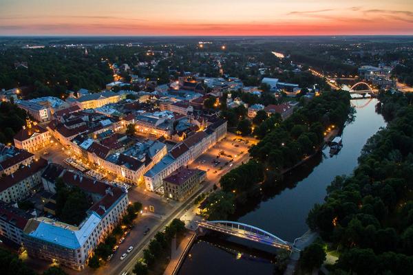 Virtuelle Tour der Stadt Tartu: die Stadt aus der Vogelperspektive und der Sonnenuntergang