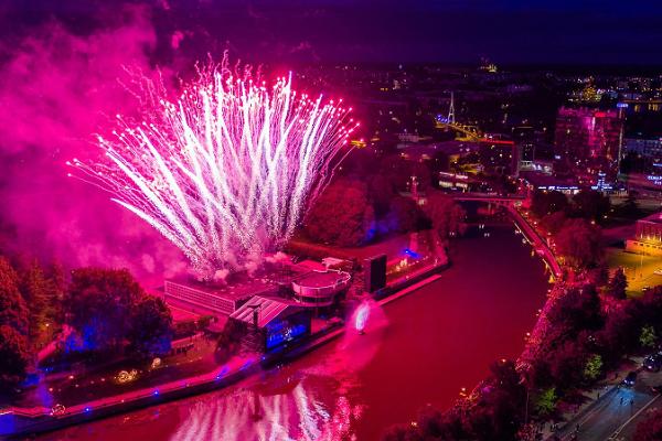 Virtuelle Tour der Stadt Tartu: Feuerspiel des Festivals Gaudeamus am Fluss Emajõgi