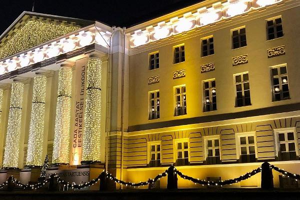 Virtuell tur i staden Tartu: Tartu Universitets huvudbyggnad i juldekorationer