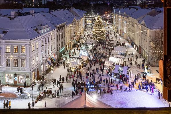 Tartu linna virtuaaltuur: Vaade Raekoja kellatornist lumisele jõululinn Tartule