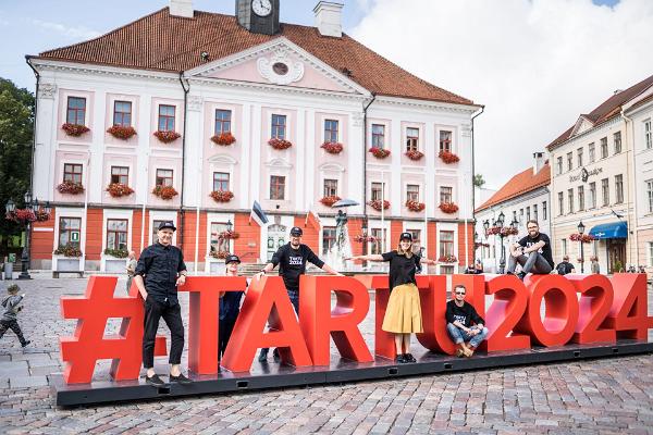 Virtuelle Tour der Stadt Tartu: vor dem Rathaus die Landmarke Tartu 2024