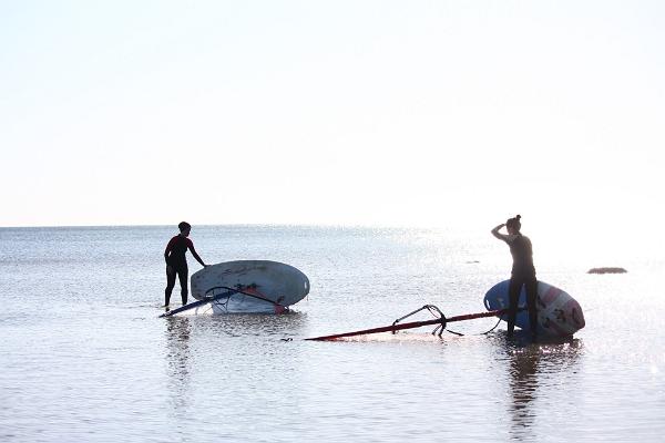 Surfhunt vindsurfing, surfingkurser och mycket glädje av vatten och sport!
