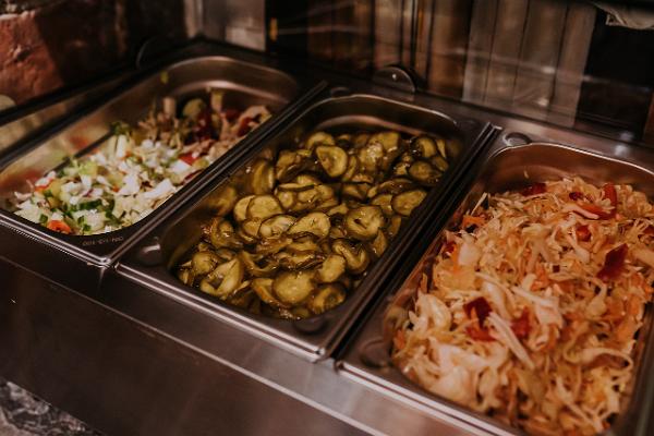 Выбор салатов в корчме Kivi в Алатскиви
