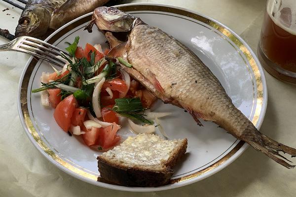 Puhka Kihnus OÜ - Küche des Rannatalu Bauernhofs – geräucherter Fisch