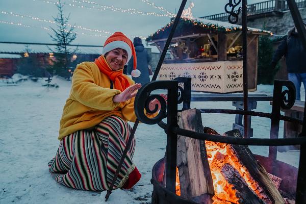 Päkapikk soojeneb lõkke juures Jõulukülas Narvas