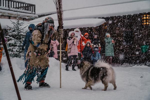 Baaba-Jaaga koeraga Jõulukülas Narvas