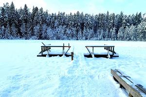 Место для купания на озере Вайкне снежной зимой