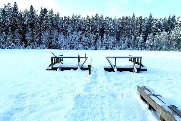 Badplatsen vid insjön Vaikne på snöig vinter