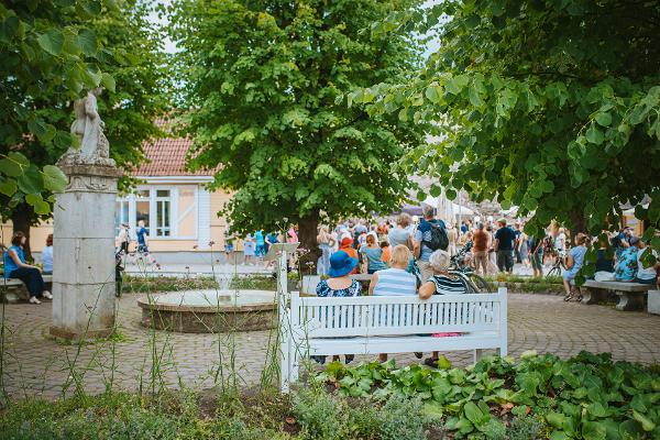 Rootsiturg ja skulptuur “Poiss kalaga”