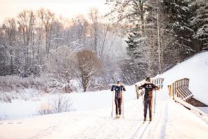 Лыжные трассы Центра оздоровительного спорта Тартумаа на тропе Вяйке Вяэрада и лыжники