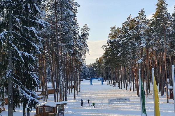 Skipisten des Gesundheitssportzentrums des Landkreises Tartu, das Ziel vom Tartuer Marathon und Skifahrer