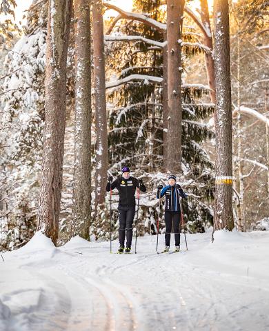 Skipisten des Gesundheitssportzentrums des Landkreises Tartu und Skifahrer