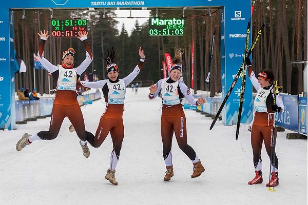 Neli rõõmsat naist Tartu Teatemaratoni finišis