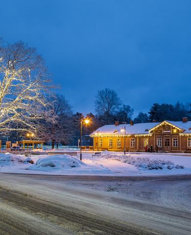 Das Bahnhofsgebäude in Elva im Winter