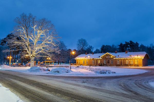 Das Bahnhofsgebäude in Elva im Winter