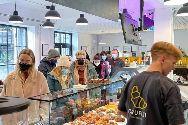 Bäckerei Cruffin Saiatehas und Menschen in der Warteschlange