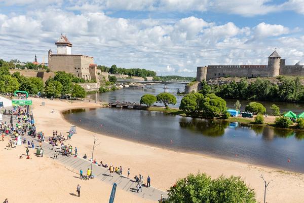 Narva kindlus taamal ja jooksjad jookosmas.