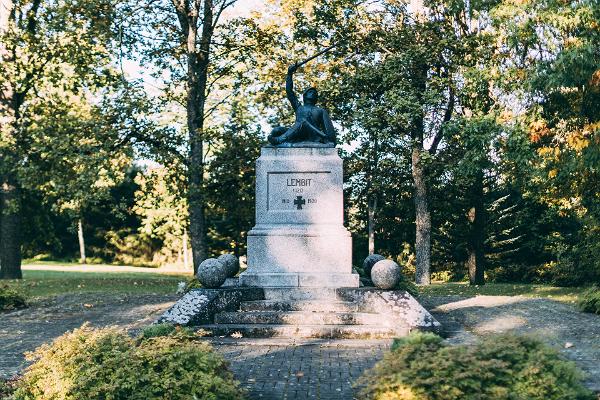 Vapaussodassa kaatuneiden muistomerkki Lembitu Suure-Jaanissa
