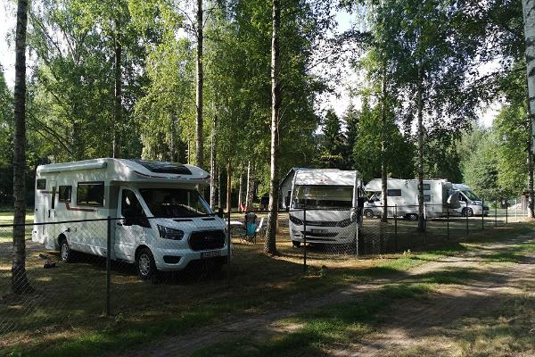 Auf dem Erholungsbereich des Campingplatzes Peipsi Caravan