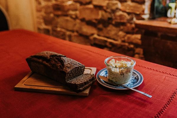 Черный хлеб корчмы Kivi в Алатскиви
