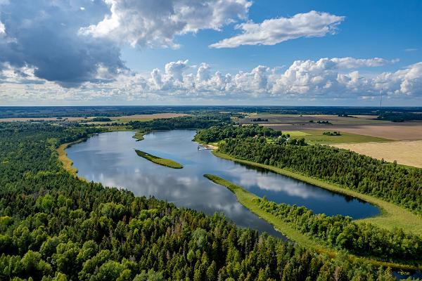 Der See Väinjärv und der Zeltplatz