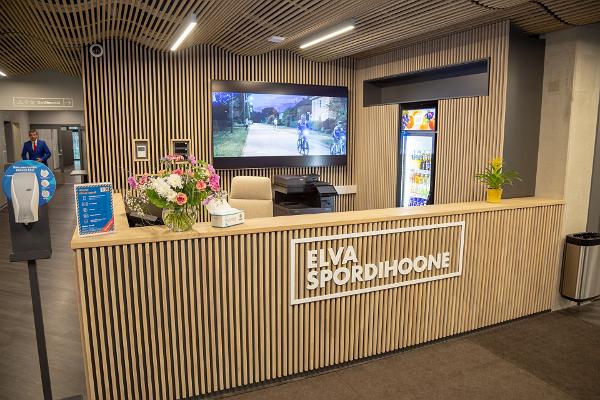 Informationstisch des Sportgebäudes Elva