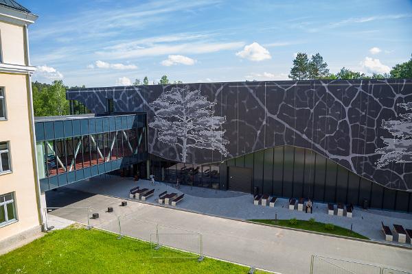 Blick in den Innenhof des Sportgebäudes Elva