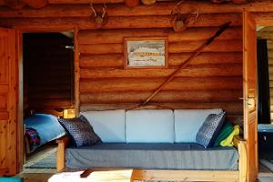 Раскладной диван в жилой риге на туристическом хуторе "Raistiko"