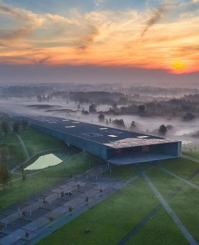 Fotogrāfijā redzama Igaunijas Nacionālā muzeja ēka rīta miglā