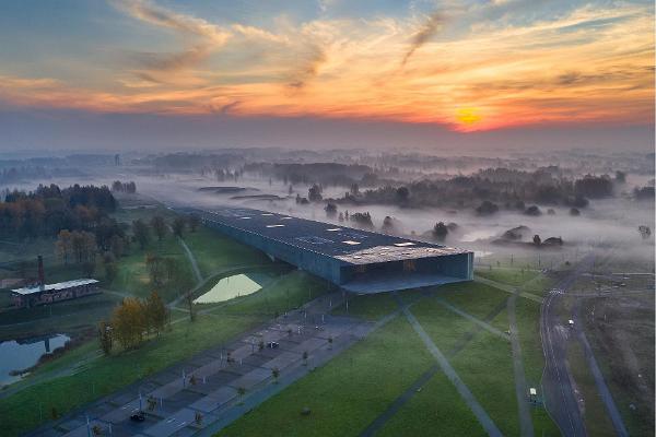 På fotot kan man se ERM:s byggnad tidigt på morgonen i dimma