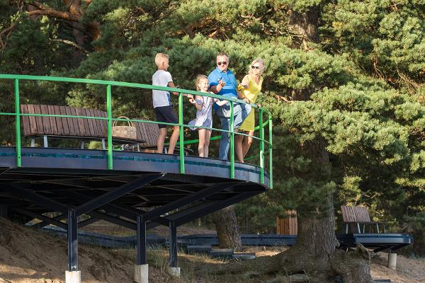 Kauksi Rannapromenaadi äärde jääval vaateplatvormil pere