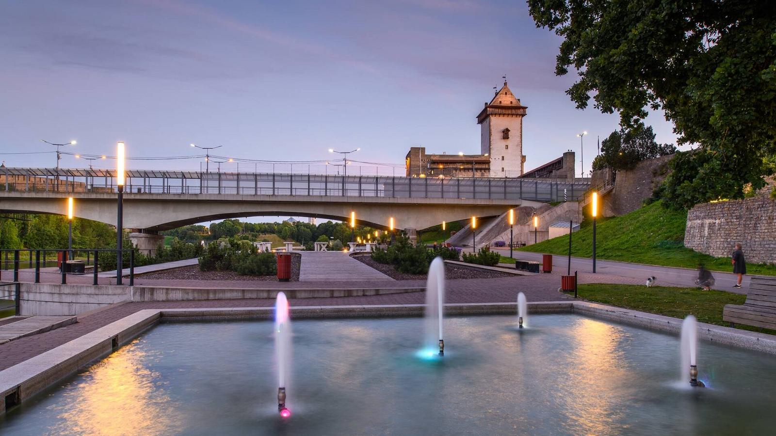Die Flusspromenade in Narva