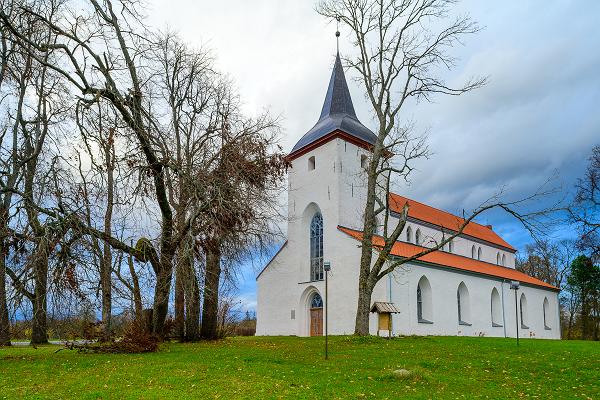 Die Kirche von Urvaste und der Friedhof am Ufer des Sees Uhtjärve