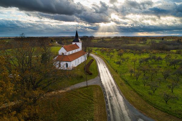 Die Kirche von Urvaste und der Friedhof am Ufer des Sees Uhtjärve