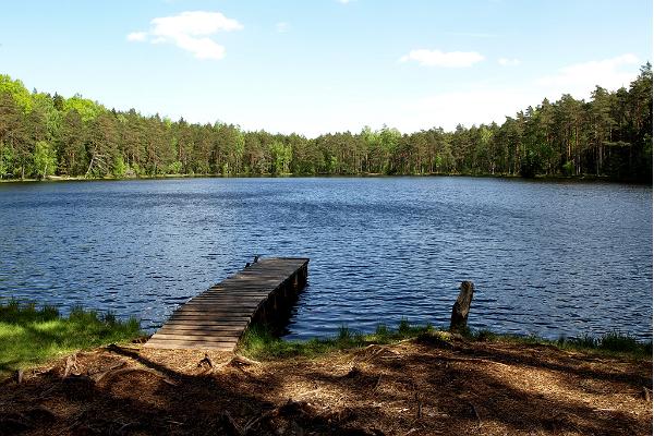 EMK Wanderwege in den Bergen von Paunküla, der See Suur-Kaksjärv