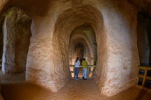 Besucherzentrum der Höhlen von Piusa