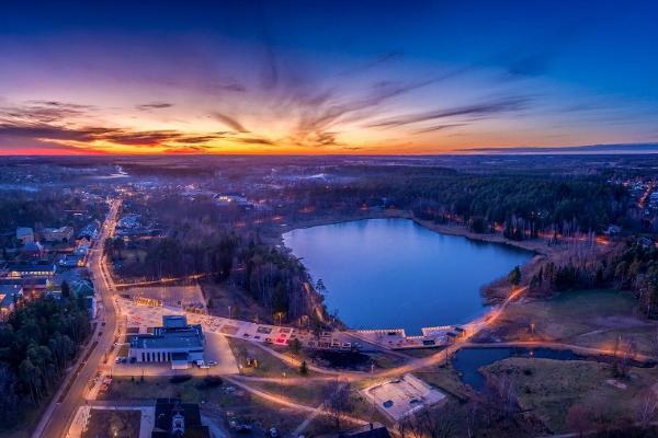 Elvas centrālais laukums, kultūras nams, skeitparks, bērnu rotaļu laukums un pludmales zona