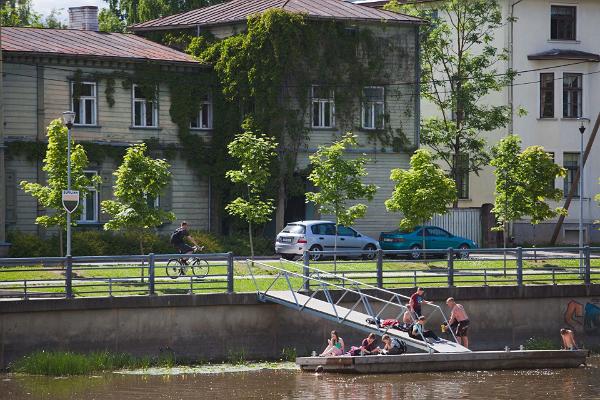 Supilinnas pilsētas daļas promenādes vasarīgā laivu piestātne