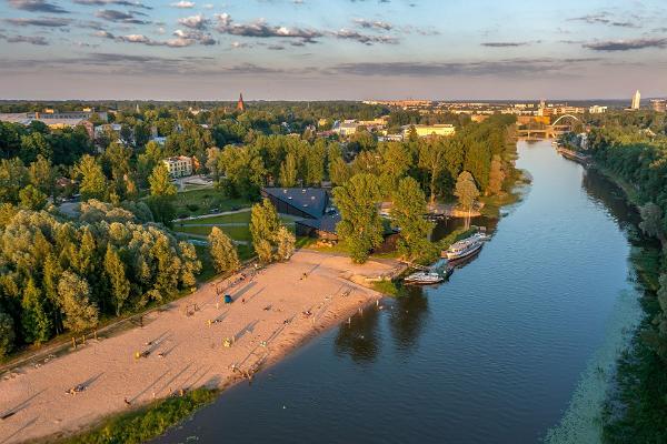 Вид на Ладейную мастерскую на противоположном берегу Эмайыги с променада в районе Супилинн