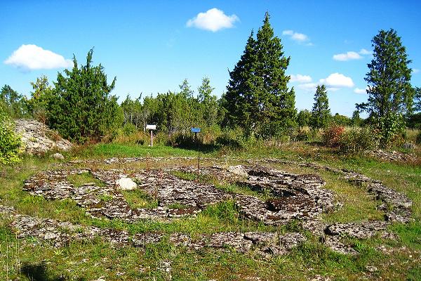 Akmens šķirsta kapa kopiņas "Hundrikangrud"