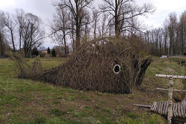 Willow sculpture of a whale in Emajõe Aed