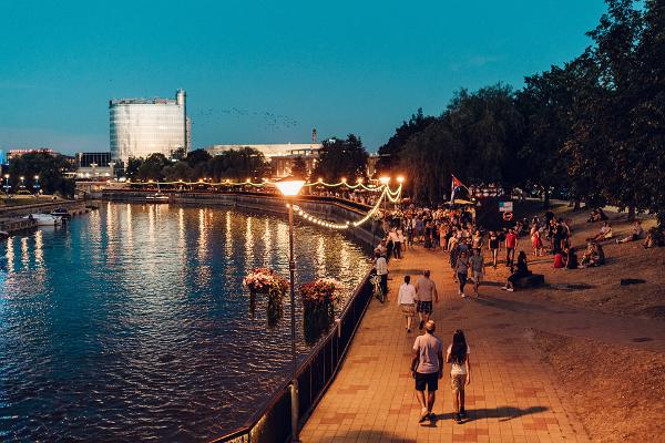 Promenaden Emajõe Riviera och Tartu på kvällen