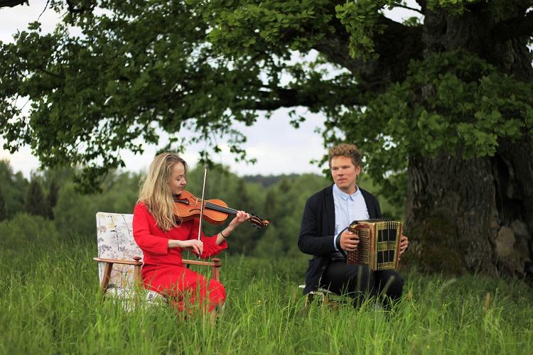 Fotol on Regina Mänd ja Kert Krüsban, kes mängivad muusikat vabas õhus