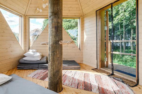 Vudilan majoitus – Vuta Pesan eli puuhun rakennetun majan sisänäkymä