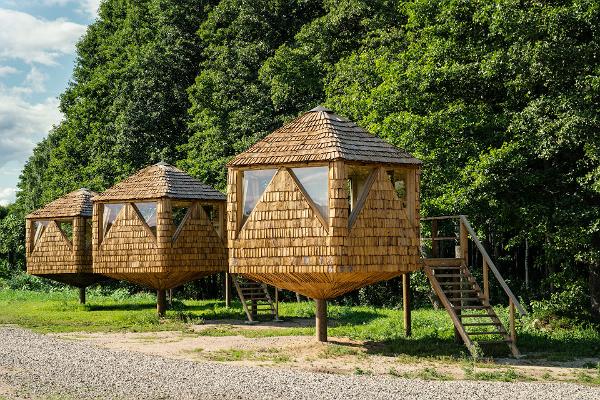 Accommodation in Vudila – Vuta’s Nests aka Wooden Huts in a row
