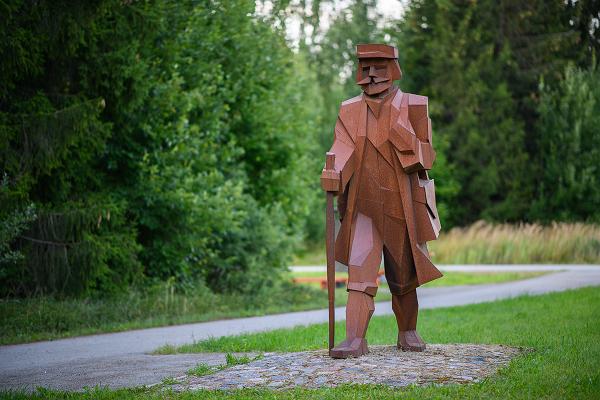 Skulptur des Wanderers