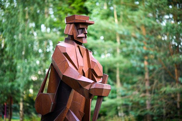 Skulptur des Wanderers